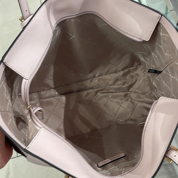 MICHAEL KORS 
Gilly Large Saffiano Leather Tote Shoulder Bag 
Powder Blush 
NWT - Picture 10 of 16